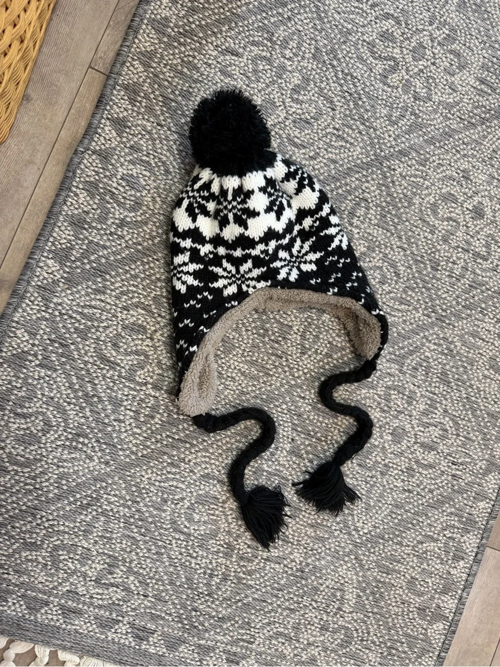Peruvian-style winter hat features a Nordic snowflake pattern